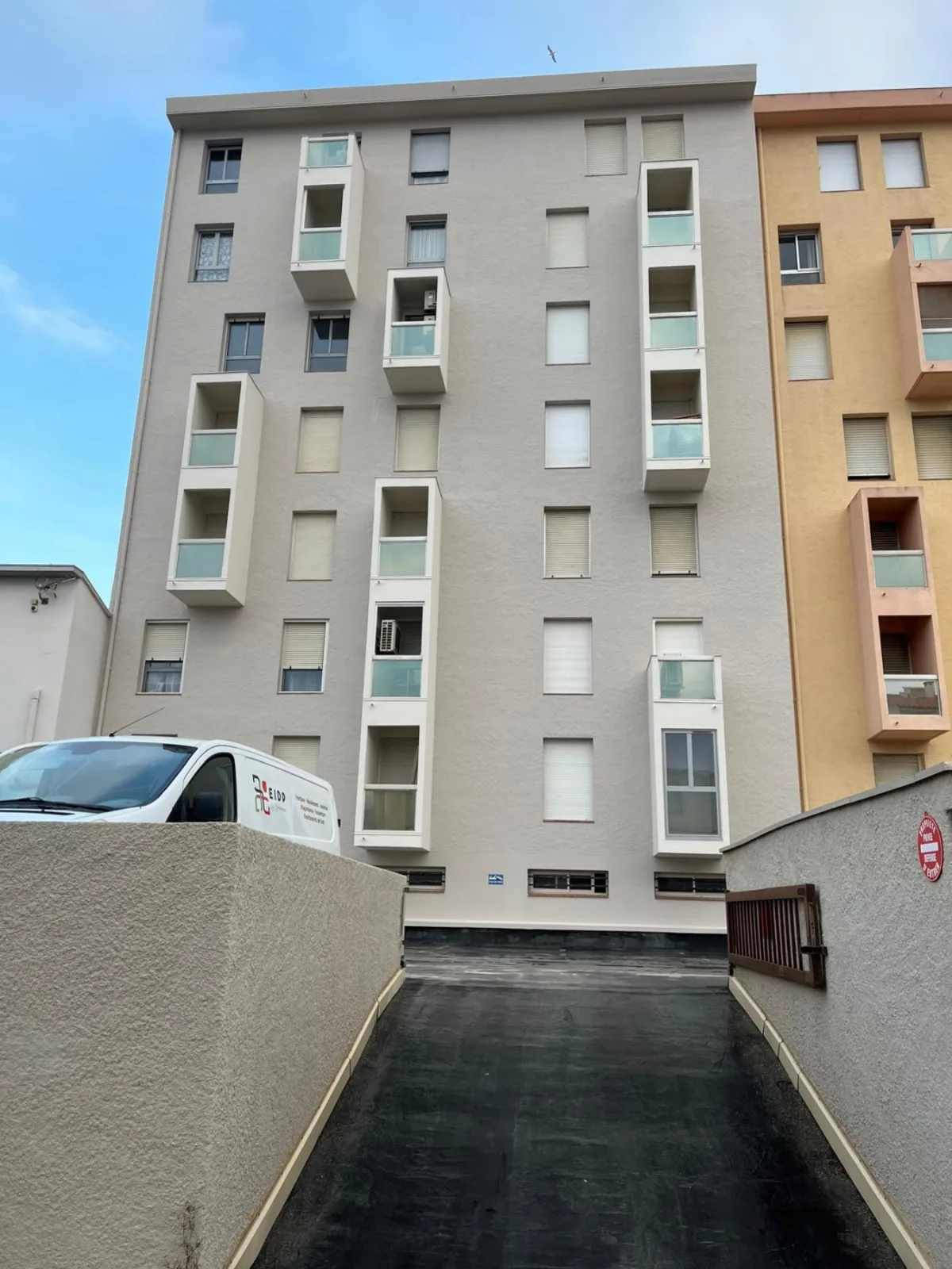 Façade de copropriété après ravalement à Canet-en-Roussillon
