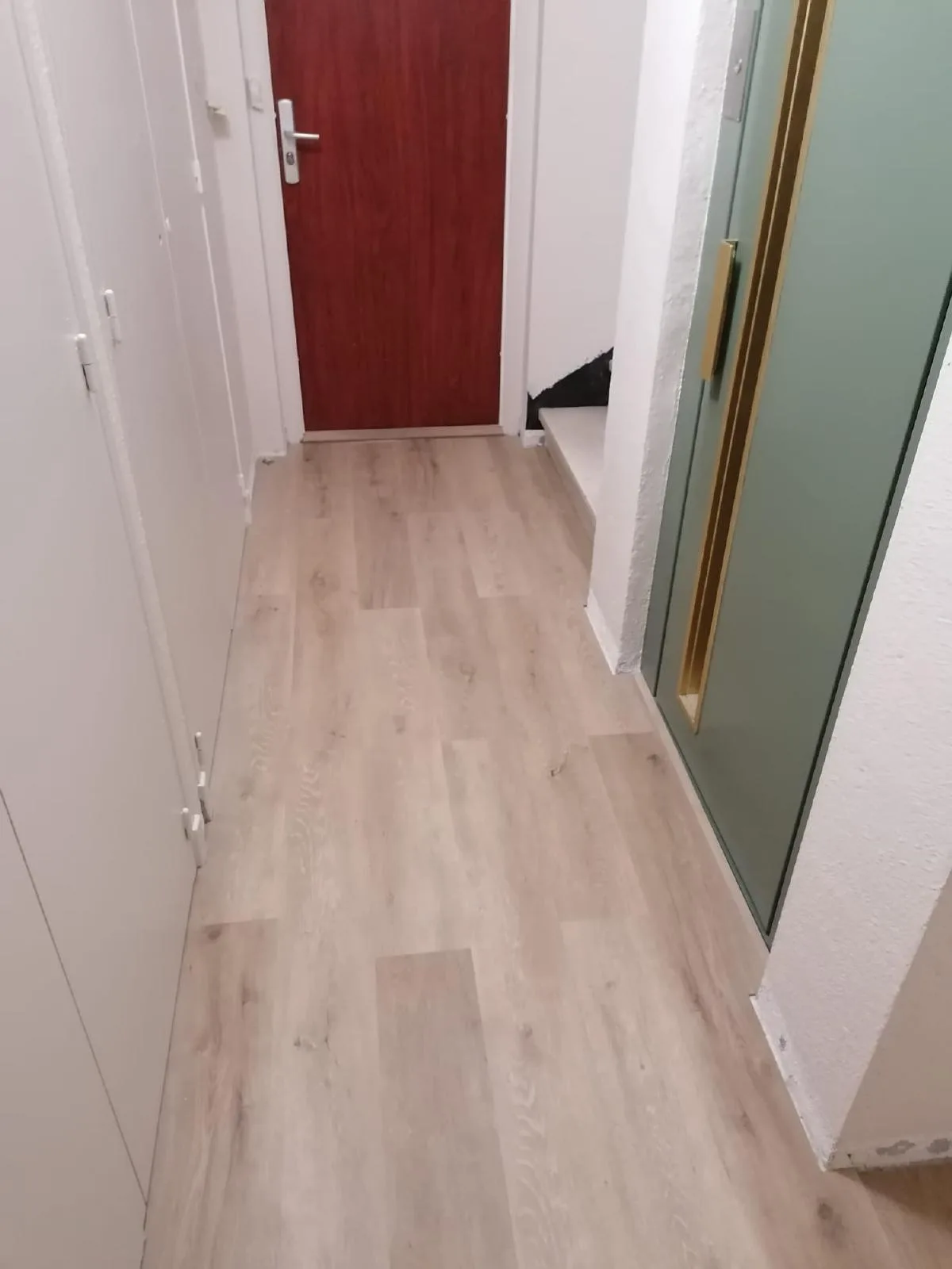 Revêtement de sol imitation bois posé dans une circulation en Cerdagne