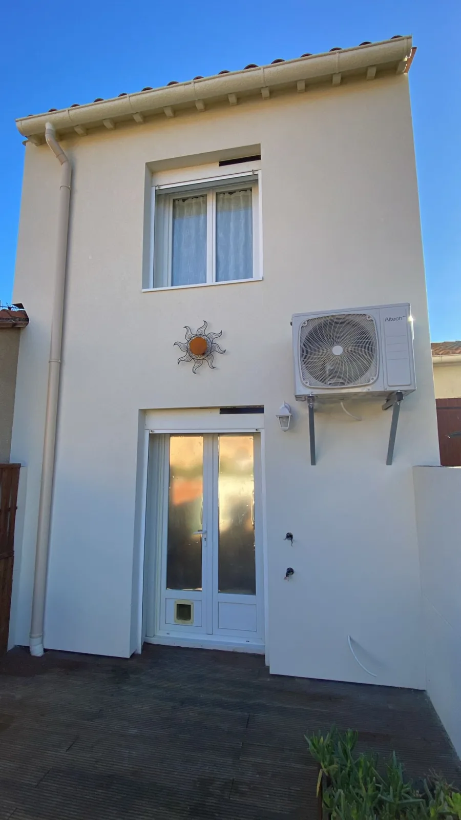 Façade de maison terminée après une isolation thermique par l'extérieur réalisée par EIDP