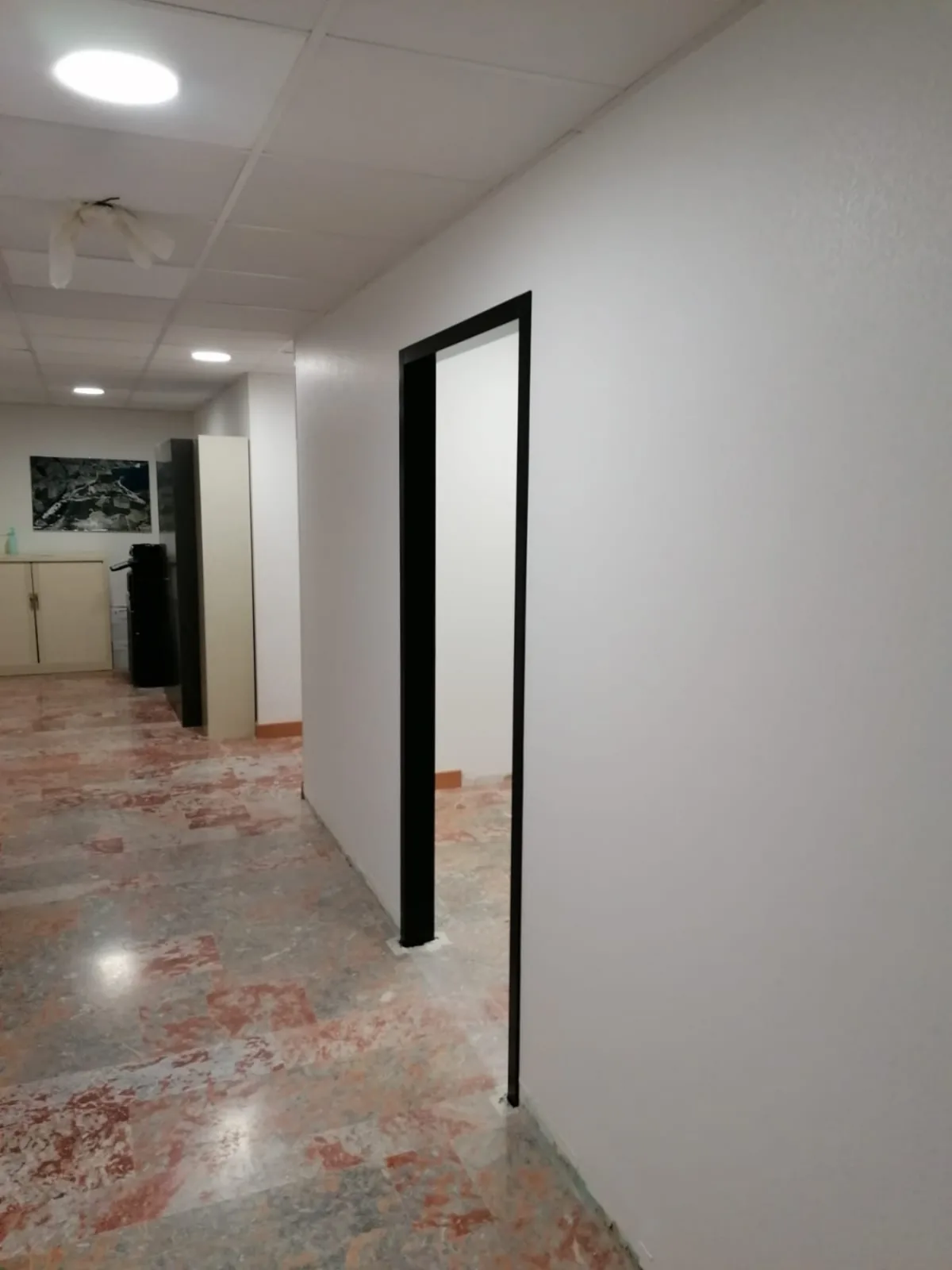 Murs et encadrements repeints dans des locaux professionnels à Perpignan