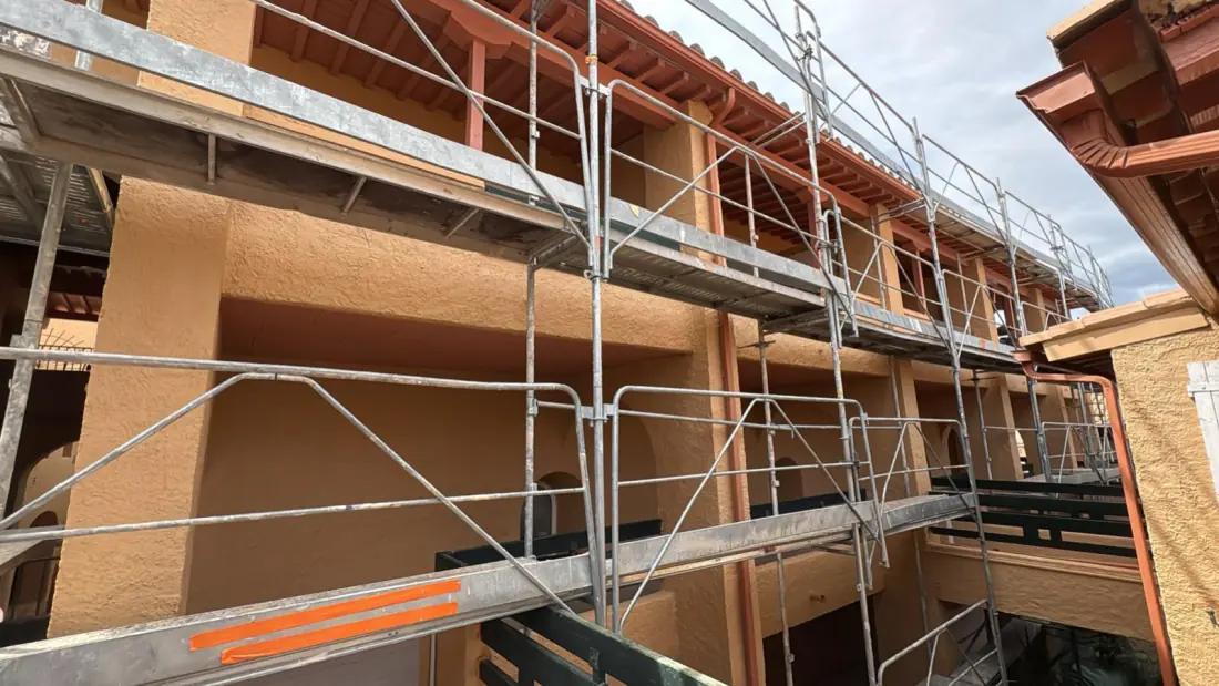 Échafaudage monté le long de la façade d'un immeuble pendant un ravalement