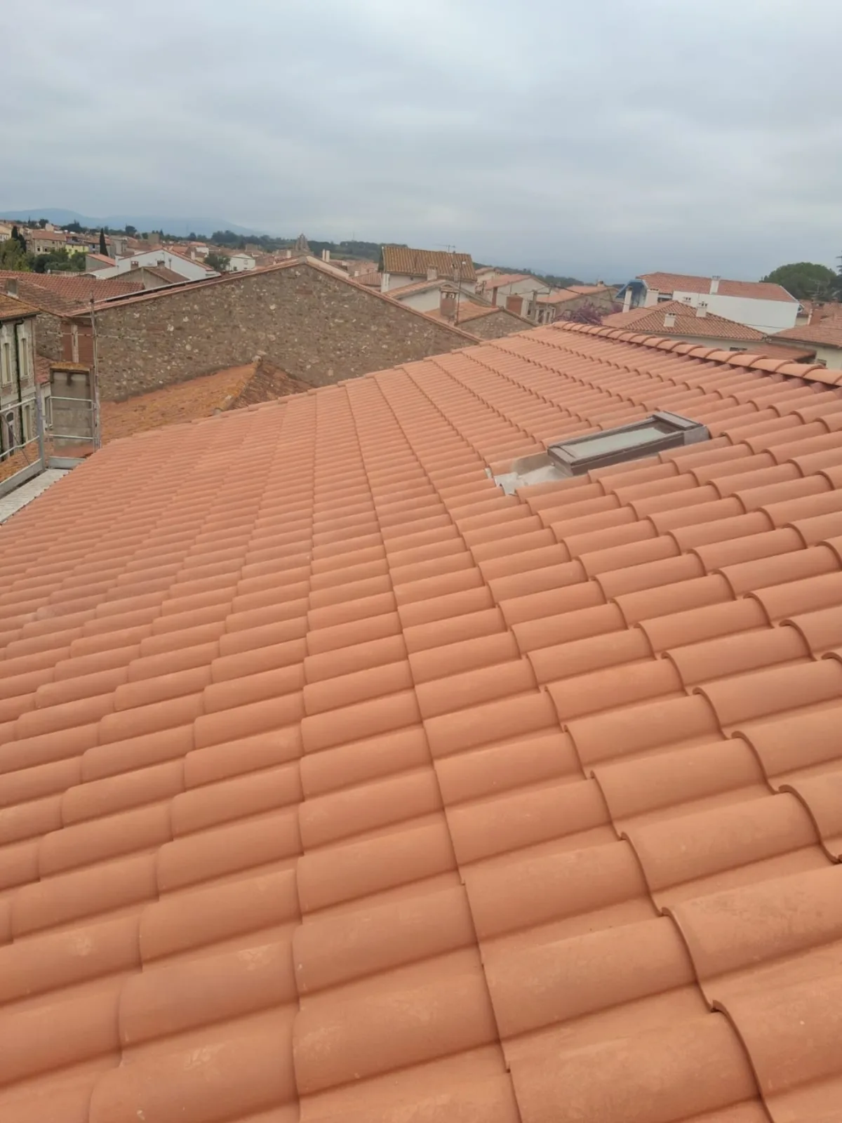 Vue d'ensemble d'une réfection de toiture terminée à Trouillas