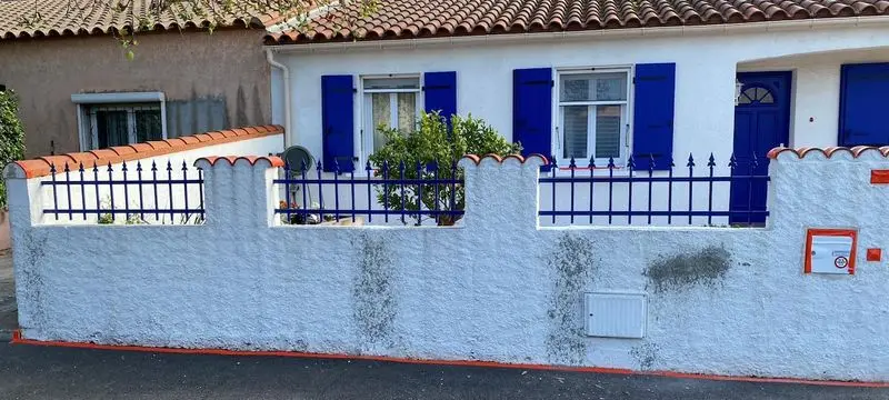 Façade de maison ravalée avec volets bleus par EIDP La Véronèse à Perpignan