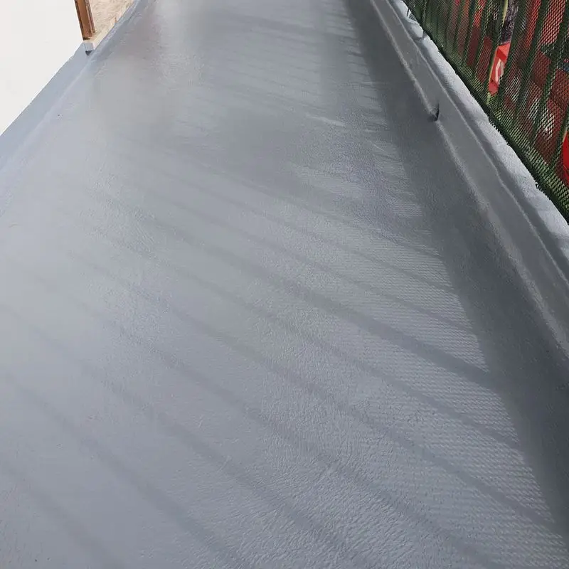 Étanchéité liquide d'une terrasse en résine, antidérapante