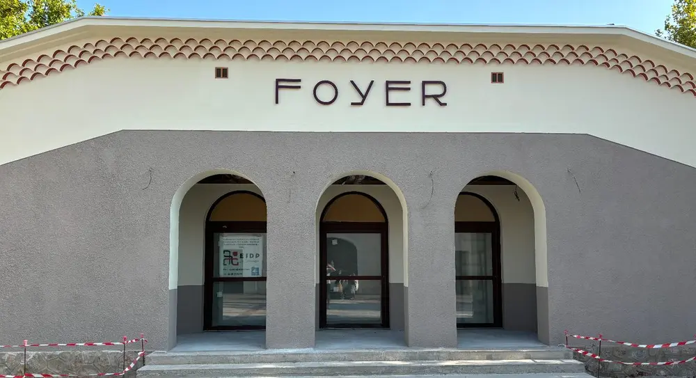 Façade d'un foyer communal ravalée par EIDP La Véronèse : enduit bicolore et génoise