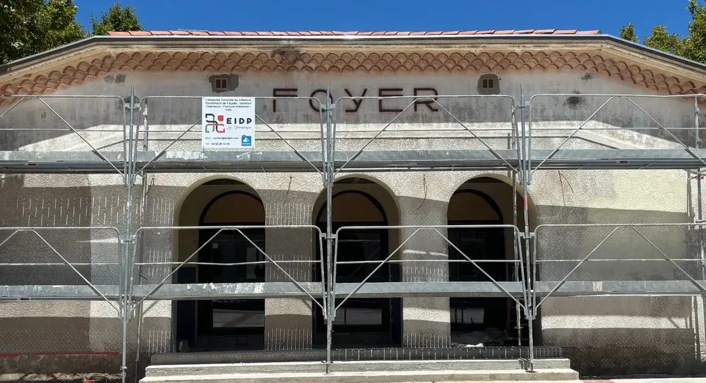 Façade dégradée avant ravalement : enduit décollé et fissures, support qui demande une préparation lourde