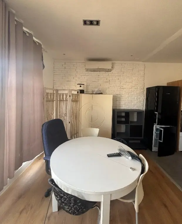 Salle à manger rénovée et repeinte, finitions soignées, EIDP La Véronèse à Perpignan