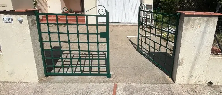 Portail et ferronnerie repeints en vert, peinture extérieure sur métal par EIDP La Véronèse